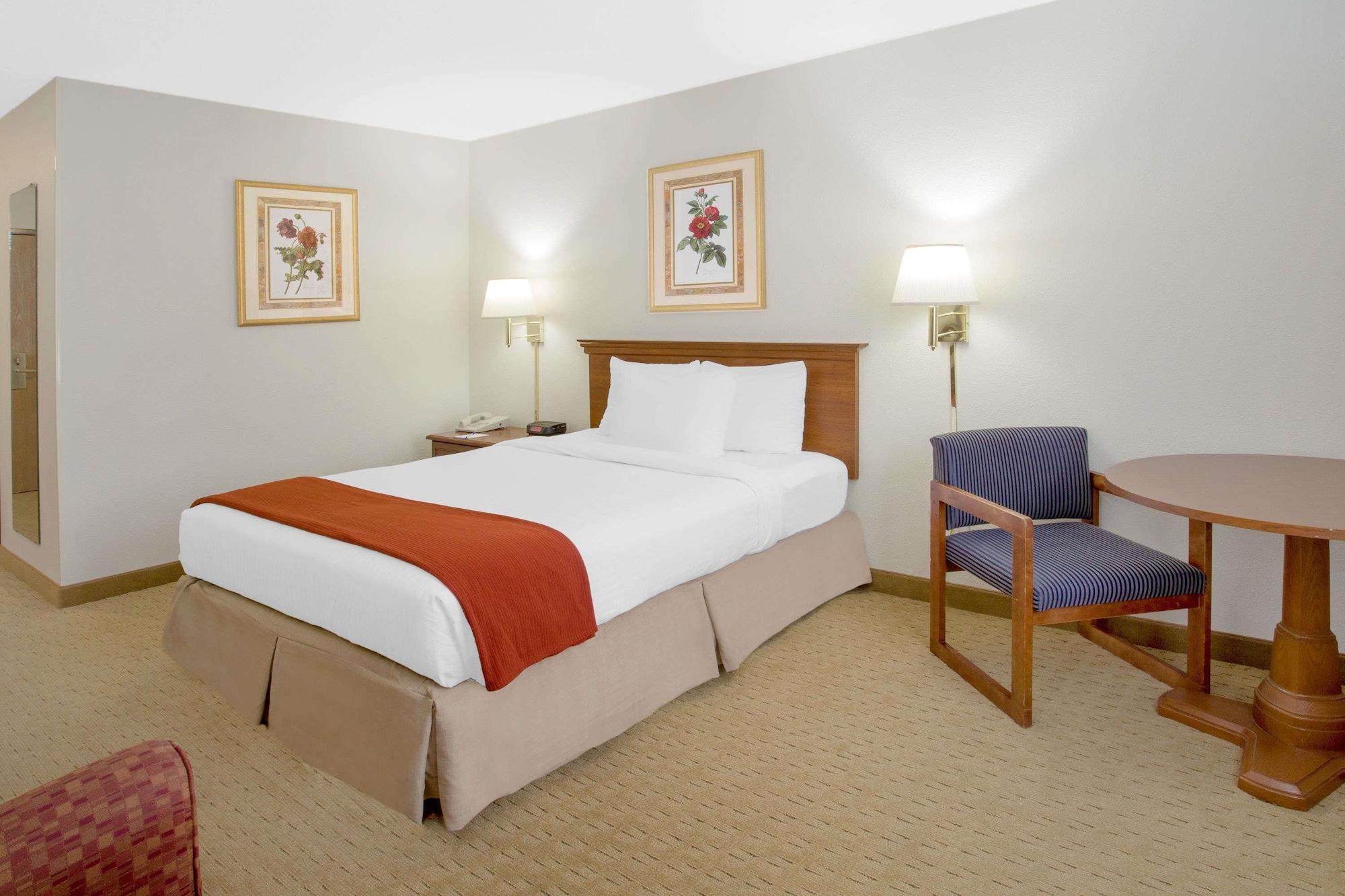 Baymont By Wyndham Freeport Hotel Buitenkant foto