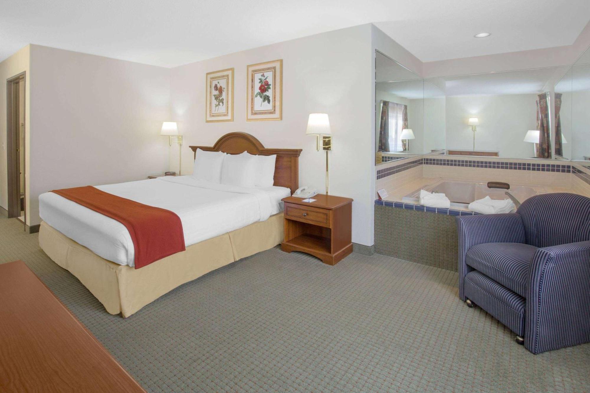 Baymont By Wyndham Freeport Hotel Buitenkant foto