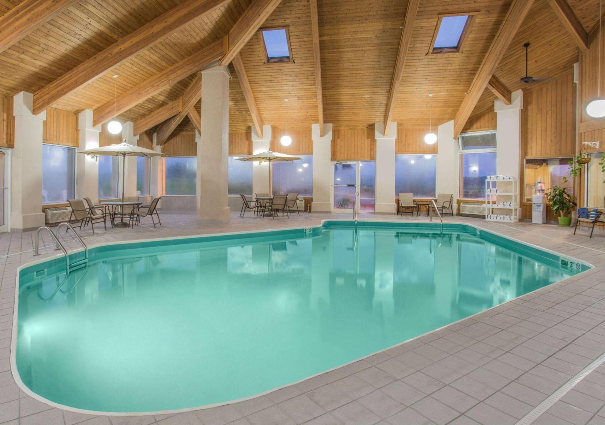 Baymont By Wyndham Freeport Hotel Buitenkant foto
